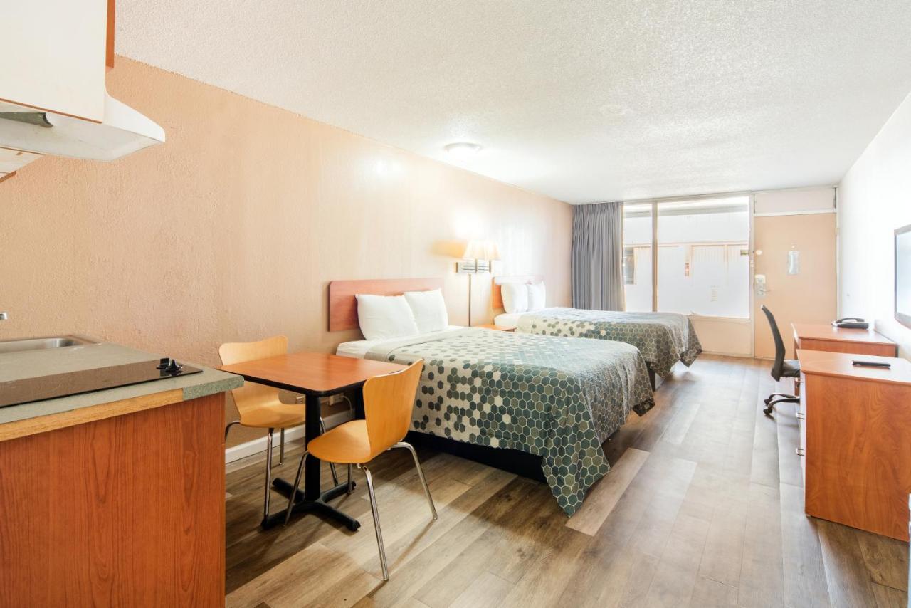 Econo Lodge Inn & Suites Near Bricktown Oklahoma City Exterior foto